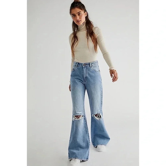 NWT Free People Rollas East Coast Flare Jeans High Rise in Byron Blue Rips 26 - Picture 3 of 12